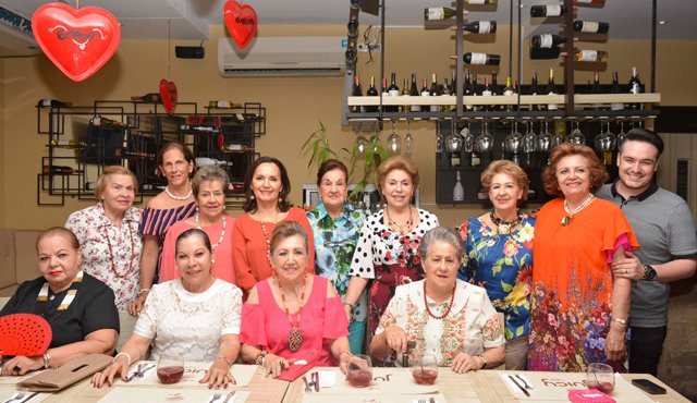Las damas disfrutaron un rato ameno en La Plaza. Edinsson Figueroa