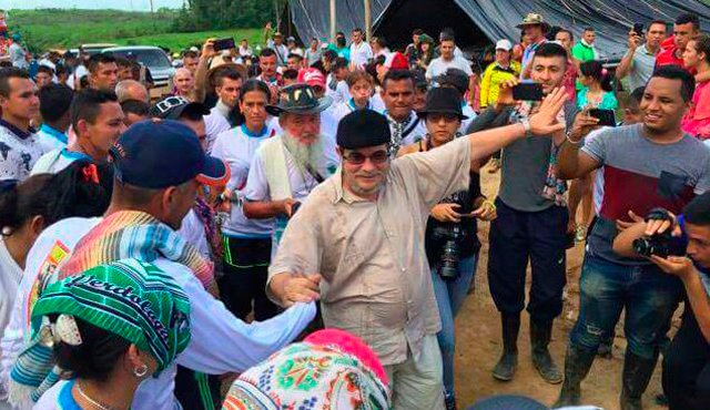 Timochenko viajo a la vereda de Caño Indio de Tibú, Norte de Santander, uno de los 26 puntos del país donde se concentra la guerrilla en cumplimiento del proceso de desarme, en el marco del Acuerdo de Paz. Tomada de Twitter