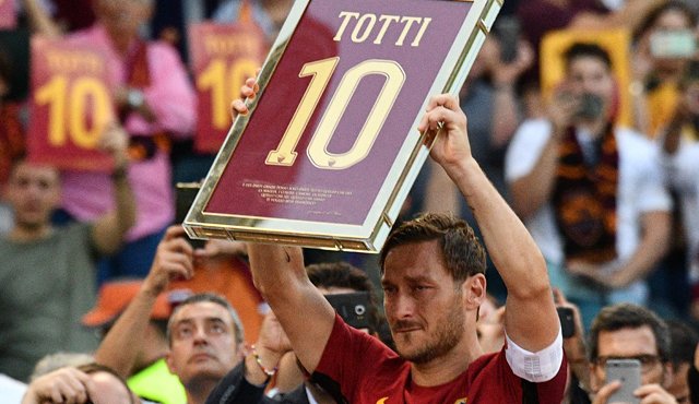 Francesco Totti se despidió este domingo del fútbol profesional AFP
