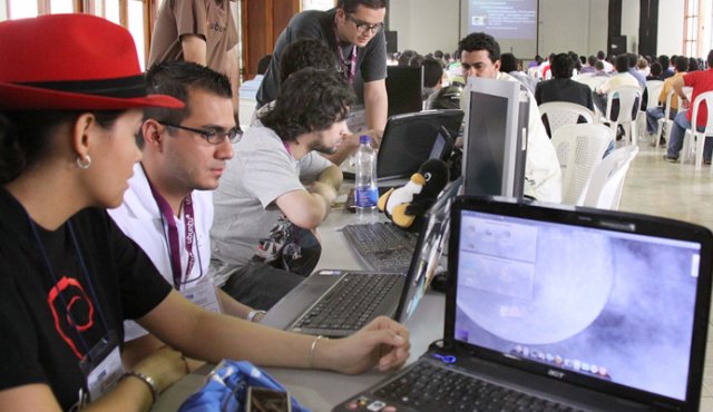 Si bien las empresas son conscientes de la importancia de la protección a sus sistemas informáticos, solo una de cada diez implementa algún control en los dispositivos de los empleados. Archivo