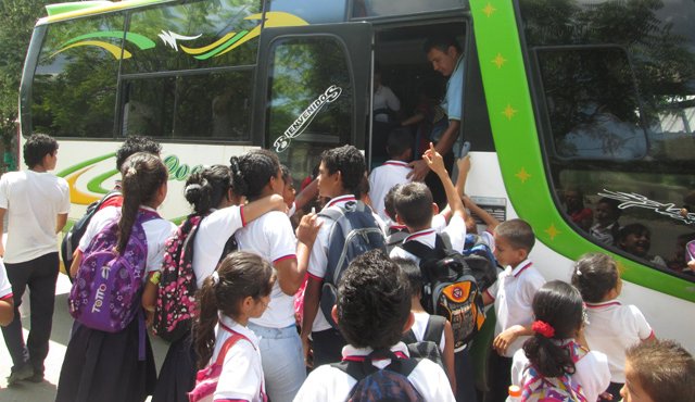Los estudiantes llegan a los colegios por sus propios medios de transporte. Archivo