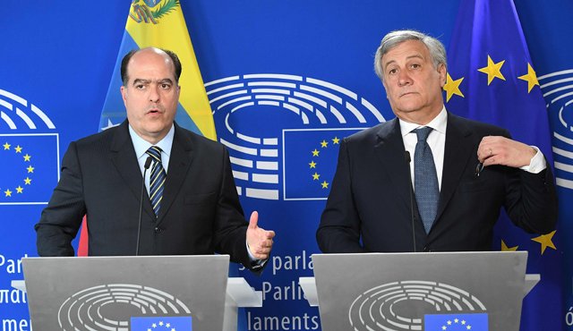 Júlio Borges (I) y Antonio Tajani, presidente de la Eurocámara AFP