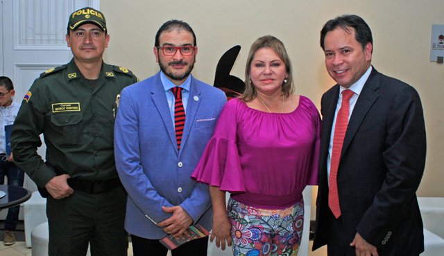 El comandante de la Policía de Norte de Santander, Coronel George Quintero; el Contralor departamental, Silvano Guerrero; la gestora social Cecilia Soler de Villamizar y el gobernador de Norte de Santander, William Villamizar. Mario Caicedo