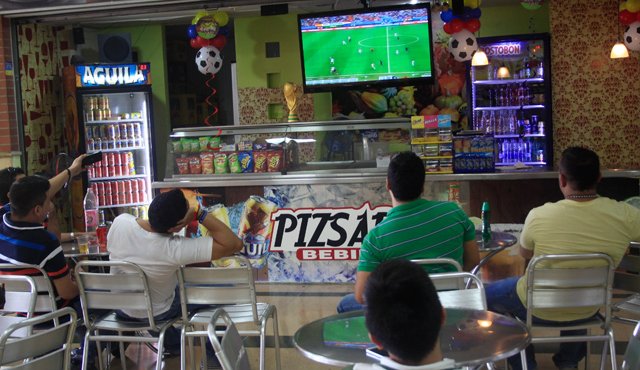 Este fin de semana dos partidos centran la atención de los hinchas de este popular deporte y de los propietarios de los bares de Cúcuta y del país. Archivo La Opinión