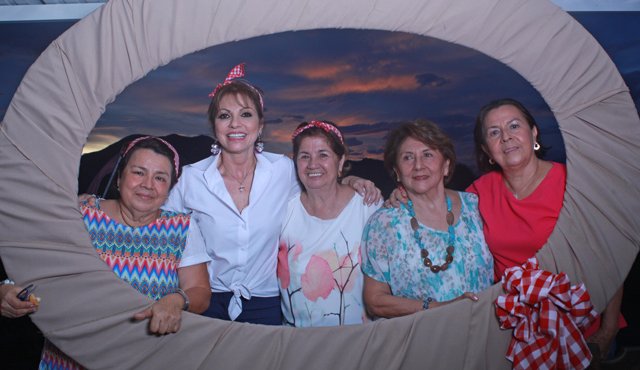 Juanita Gómez, Claudia Uribe (homenajeada), Marlene de Ararat, Constanza Alvarado y Gilma Gómez. Especial para La Opinión