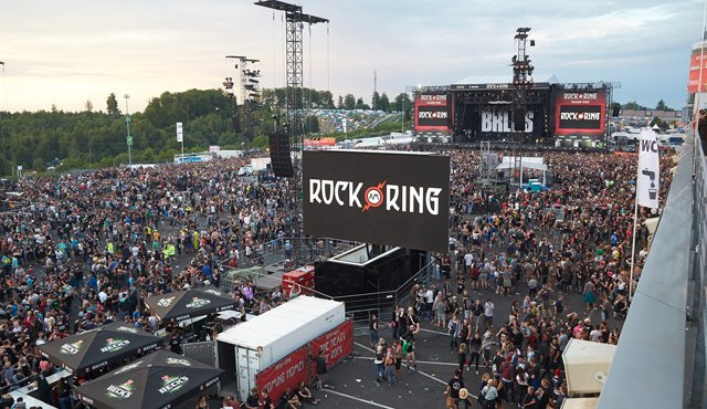 Los asistentes al festival de música Rock am Ring, ubicado en la ciudad de Nuerburg, abandonan el recinto debido a que las autoridades lo suspendieron por una amenaza terrorista. Esto ocurrió este viernes. AP
