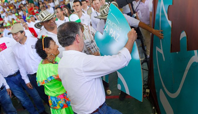 El presidente Juan Manuel Santos dijo que si el Congreso de la República aprueba la reforma a las regalías, se podrían poner las primeras piedras en centenares de vías terciarias para el campo colombiano. Colprensa