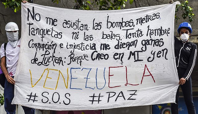 Algunos vecinos aseguraron que esa protesta comenzó en reclamo por alimentos, pero otros afirmaron que fue un simple acto de delincuencia. AFP