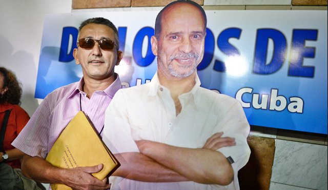 Esta imagen de Rubén Zamora, el histórico guerrillero de las Farc en el Catatumbo, se hizo particular durante los diálogos, cuando llegaba con una foto en tamaño real de Simón Trinidad. Archivo