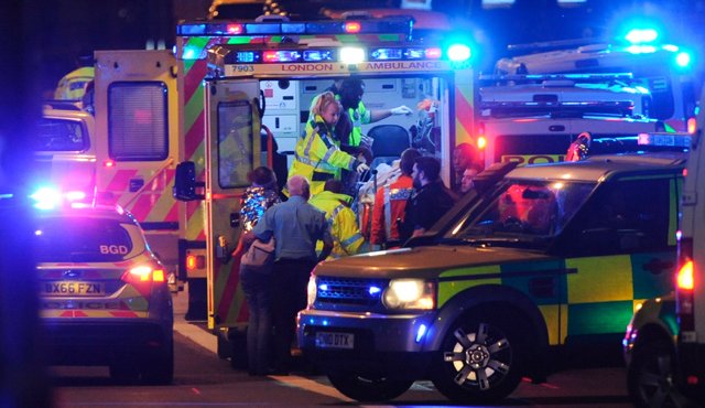 Tres hombres atropellaron con su furgoneta a transeúntes que caminaban por el famoso London Bridge. AFP
