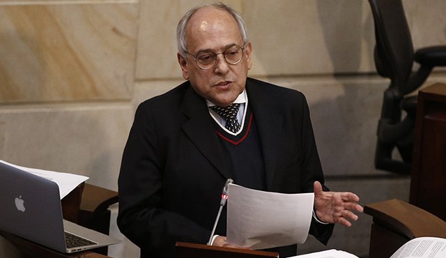 El senador José Obdulio Gaviria, ponente del proyecto de reforma, considera que no se le puede cerrar la posibilidad a los partidos políticos de inscribir candidatos en las circunscripciones especiales. Archivo