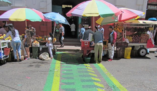 Frente a una de las entradas del mercado de Pamplona se pintó una cebra, que hace parte del proyecto de estudiantes de arquitectura. Roberto Ospino