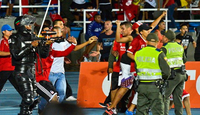 Disturbios en el estadio Pascual Guerrero, luego del compromiso entre Deportivo Cali y América, por la fecha 4 de la Copa Águila 2017. Colprensa