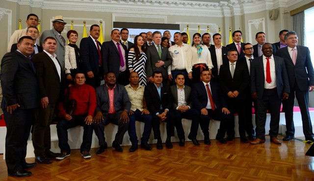 El presidente Juan Manuel Santos posó para la foto con los alcaldes de los primeros 29 municipios en donde con recursos nacionales las trochas se convertirán carreteras para permitirles a los campesinos tener fluido acceso a los mercados. Colprensa