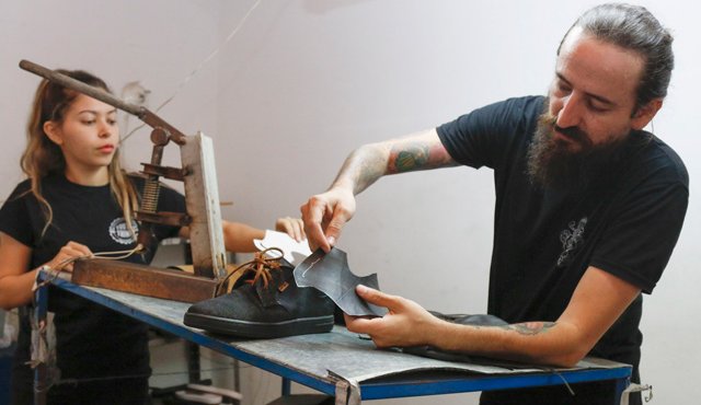 En el pequeño taller convierten retasos en zapatos que planean vender en el extranjero. Mario Franco