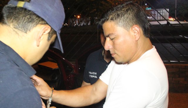 Momentos en que miembros de la Interpol capturaron a Fray Mauricio Bravo. Policía