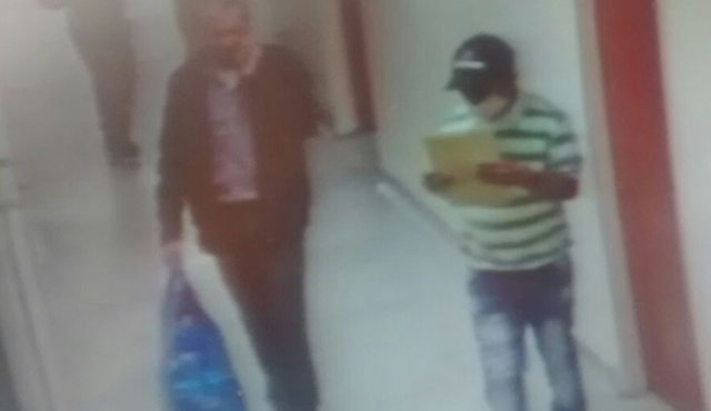En las cámaras de seguridad quedaron registrados los dos sujetos que al parecer hurtaron el desfibrilador, marca Mindray. Suministrada