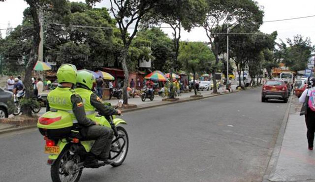Funcionarios de la Unidad Móvil del Laboratorio de Criminalística de la Sijín realizaron el levantamiento del cadáver. Colprensa