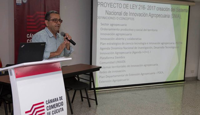 Germán Ramirez, funcionario del Sena y experto en temas de asistencia técnica, explicó los alcances del proyecto de ley. Juan Pablo Cohen