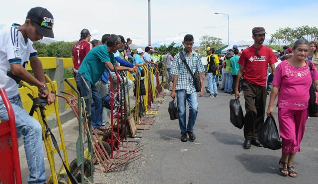 El diferencial cambiario entre el bolívar y el peso, hace que Cúcuta sea cada vez menos viable para las familias venezolanas que se abastecían en la capital de Norte de Santander. Archivo