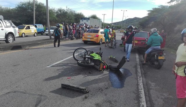 Tras el impacto, el uniformó quedó junto al separador de la vía. La Opinión
