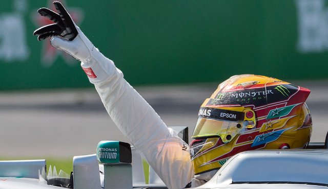 El piloto británico Lewis Hamilton, de Mercedes, festeja luego de ganar el Gran Premio de Canadá, este domingo. AP