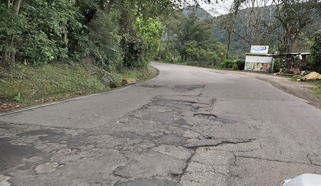 Los transportadores consultados coinciden en que si bien se adjudicó la construcción de la autopista, se debe ejecutar un plan de bacheo para evitar accidentes. Cortesía