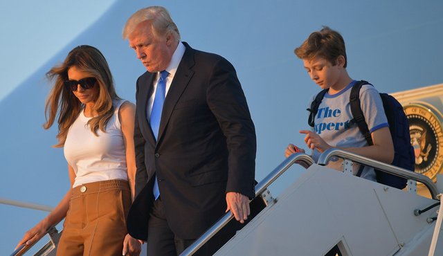 Melania y Barron descendieron las escaleras del avión presidencial al lado de Trump. AFP