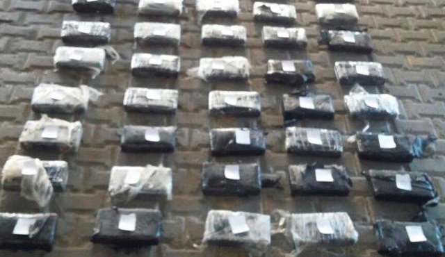 Las autoridades hallaron 50 kilos de cocaína distribuida en paquetes de un kilo cada uno. Archivo