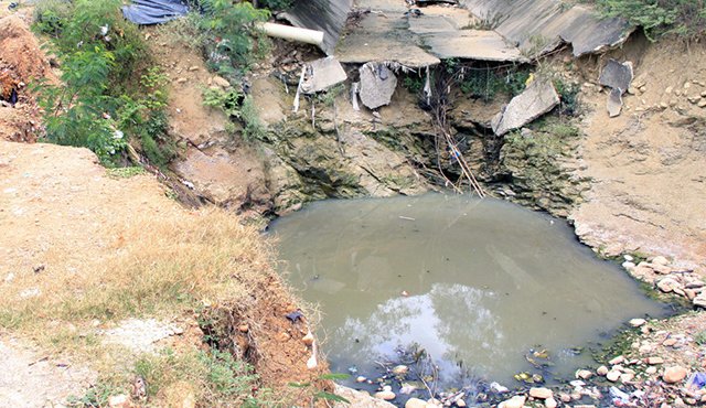 Así luce hoy el hueco del canal La cañada, en la manzana 31 entre lotes 10 y 10A, del barrio Palmeras parte alta. Obando