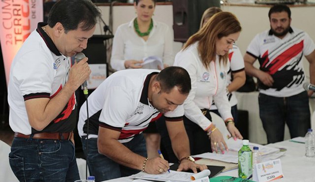 Los alcaldes de los diferentes municipios de Norte de Santander firmaron, ayer, convenios con el gobierno departamental para la ejecución de obras y la puesta en marcha de proyectos de desarrollo. Cortesía