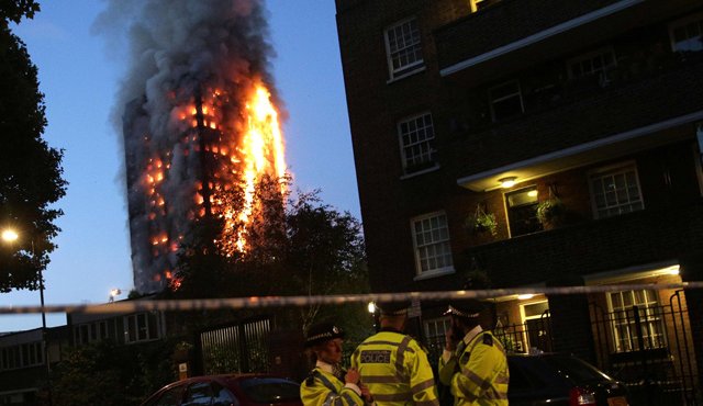 Las llamas y el humo seguían saliendo por las ventanas de todo un lateral de la Grenfell Tower, en North Kensington, más de tres horas después de que comenzara el incendio. AFP