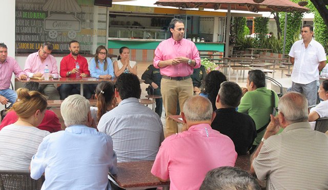 Comerciantes, vecinos y autoridades se hablaron claro sobre los problemas y las soluciones que requieren para el barrio Los Caobos. Mario Caicedo