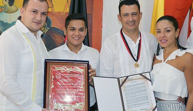 El presidente del Concejo de Cúcuta, Nelson Ovalles; el líder de gestión social del Centro Comercial Ventura Plaza, Nelson Andrés Suárez; el gerente general del Centro Comercial Ventura Plaza, Diego Yáñez (homenajeado)y su esposa Andrea Toro. Cortesía