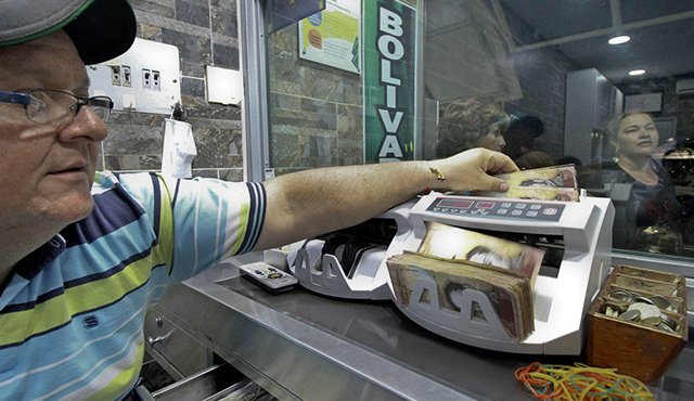 Los bolívares fuertes de baja denominación como los de 100 o 50, se cotizan en las casas de cambio de Cúcuta a un precio menor que lo billetes nuevos, que van desde 500 bolívares hasta 20.000 bolívares. Archivo
