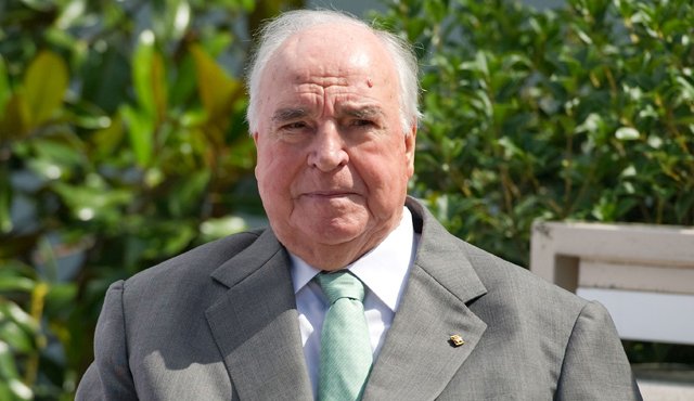 Esta foto de archivo tomada el 9 de agosto de 2011 muestra el excanciller alemán Helmut Kohl desvelar un pedazo de Muro de Berlín en su jardín, en la ciudad alemana del sur de Ludwigshafen. Archivo