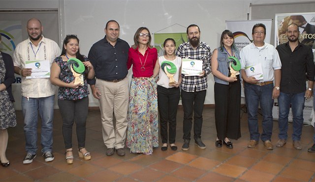 Los ganadores, Jessica Palencia y Jonathan Colmenares (centro), junto a los innovadores que quedaron en segundo y tercer lugares. También aparecenel director de Corponor, Gregorio Angarita, y la directora de Proempresas, Mónica Fonseca. Juan Pablo Cohen