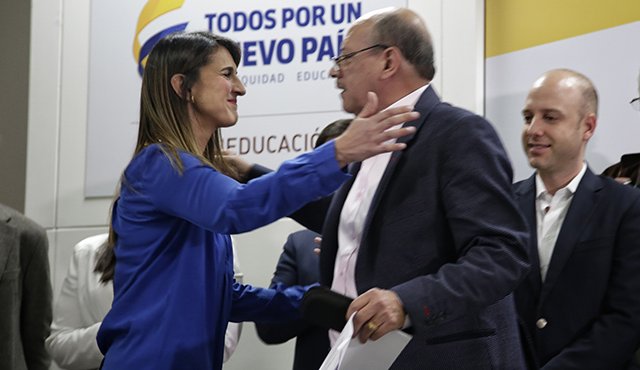 La Ministra de Educación, Yaneth Giha, y el presidente de la Federación Colombiana de Trabajadores de la Educación (Fecode), Carlos Rivas, sellaron con un abrazo el acuerdo que permitió levantar el paro de maestros. Colprensa
