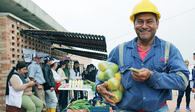 Los mercados campesinos y pequeñas tiendas benefician, principalmente, a los obreros que construyen las viviendas y los equipamientos. Cortesía
