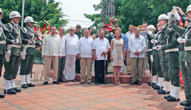 Integrantes de la Academia de Historia, de la secretaría de Cultura Departamental y personalidades militares y policiales participaron de la ofrenda floral. Mario Caicedo