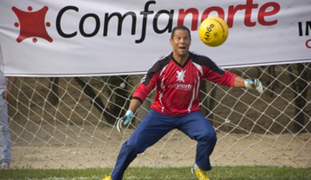 Óscar Cordoba atajó durante el festival de tiros desde el punto penal, organizado en el lanzamiento del torneo Fútbol Para Todos, en Cúcuta. Archivo