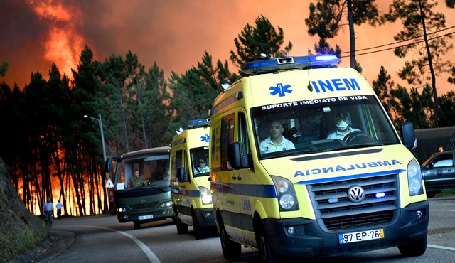 El tramo rural de la N236, que une Castanheira de Pera y Figueiró dos Vinhos se convirtió el 17 de junio en la noche en la carretera de la muerte donde fallecieron 47 personas que intentaban escapar de las llamas en sus automóviles y fueron atrapadas por llamas que se propagaban con gran rapidez.
AFP