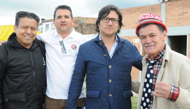 César Yesid Medina, conocido como el Chinche Cucuteño (a la derecha), aparece al lado del dueño del Cúcuta Deportivo, José Augusto Cadena, con el periodista Ricardo Gélvez y Wilson Sánchez, jefe de logística y seguridad del equipo. Cortesía para La Opinión