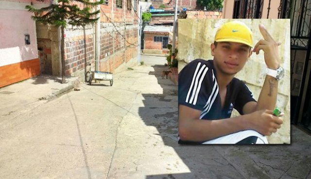 El cadáver de Jean Carlos Arévalo, de 21 años, quedó tendido frente a la casa de su familia. Archivo particular