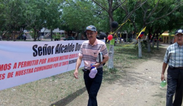 La comunidad hizo presencia en el parque e instaló cintas y mensajes de rechazo contra el alcalde. Archivo