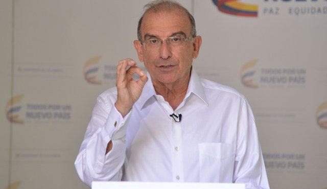 Humberto de la Calle, quien fuera el jefe negociador gubernamental en el proceso de paz con las Farc, que llevó al desarme de ese grupo guerrillero, ahora se dispone a lanzarse a otro reto, el de la política para entrar a participar en el abanico de aspirantes presidenciales a las elecciones del año entrante. Colprensa