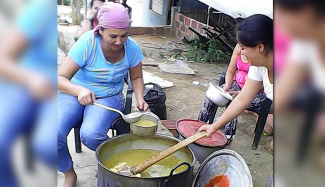 Los vecinos son quienes se encargan también de preparar la comida. Cortesía