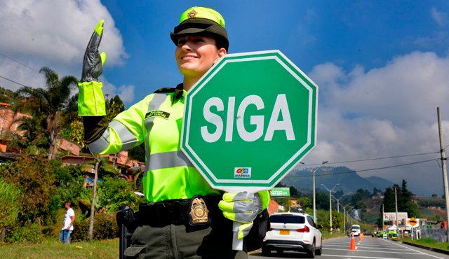 La Policía se mantiene desplegada en las vías y carreteras, la cual ha impuesto sanciones a 2.923 conductores. Colprensa