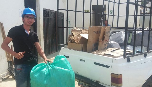 Los jóvenes cuentan con un vehículo para recolectar cartón, vidrio, plásticos y todo tipo de materiales que pueden ser reutilizados. Javier Sarabia