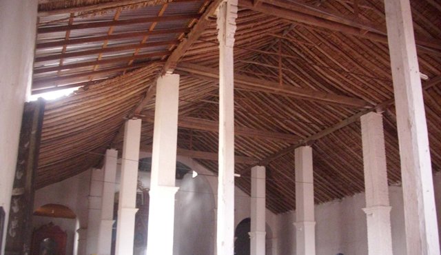 Las cubiertas del templo son de caña brava y hay partes donde se ha cubierto para evitar que llueva más dentro del templo que fuera de él. Javier Sarabia